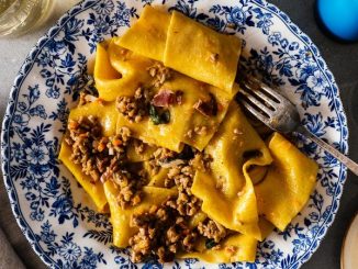 Bolognese terbaik untuk malam hari: pappardelle dengan ragu di prosciutto