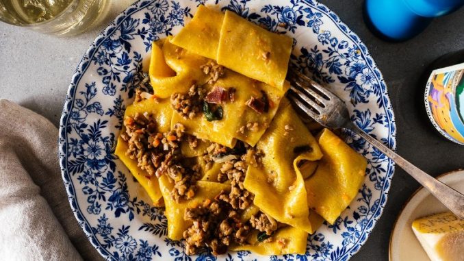 Bolognese terbaik untuk malam hari: pappardelle dengan ragu di prosciutto